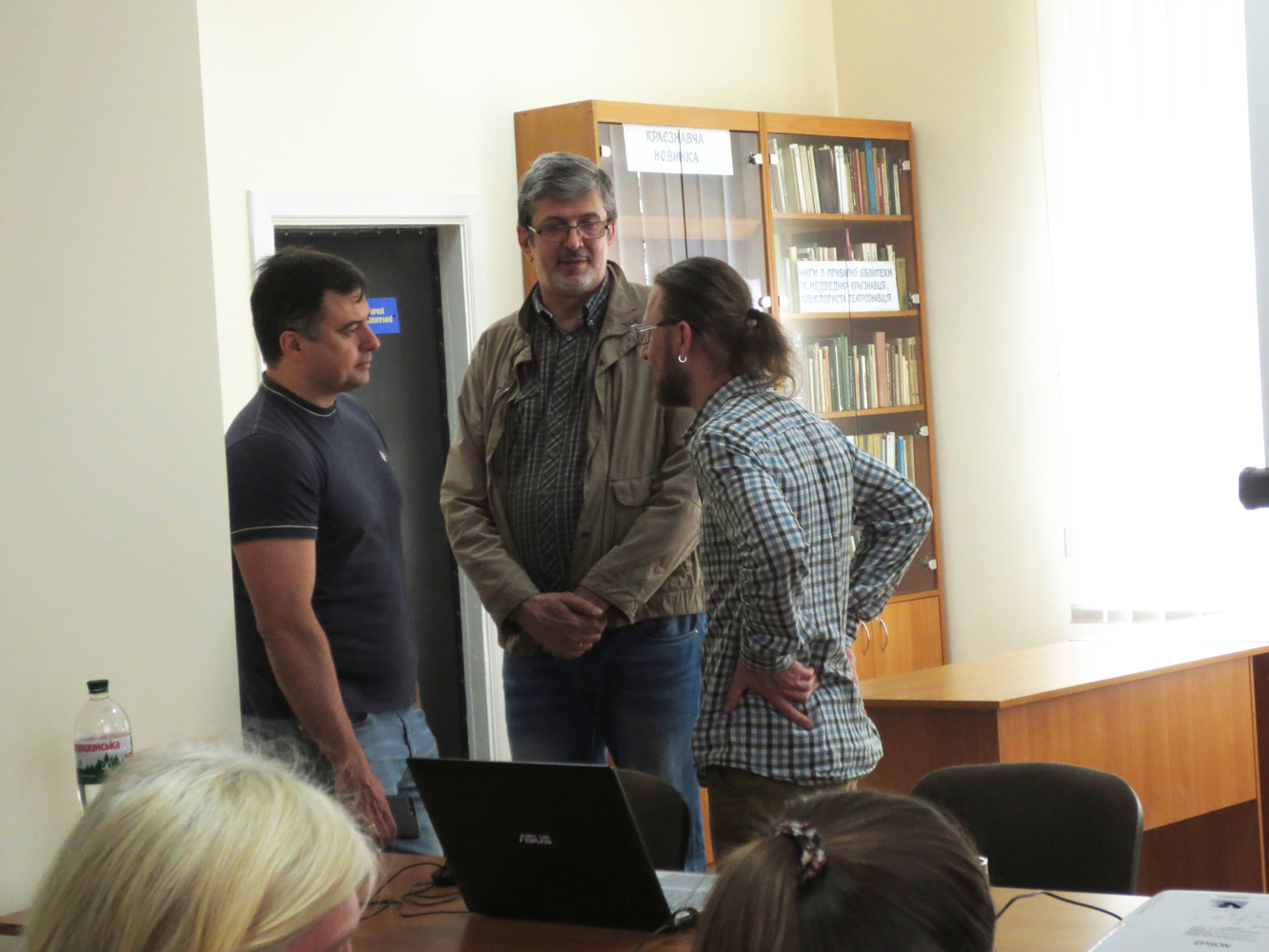 працівники бібліотек Тернополя з автором книжки Володимиром Окаринським